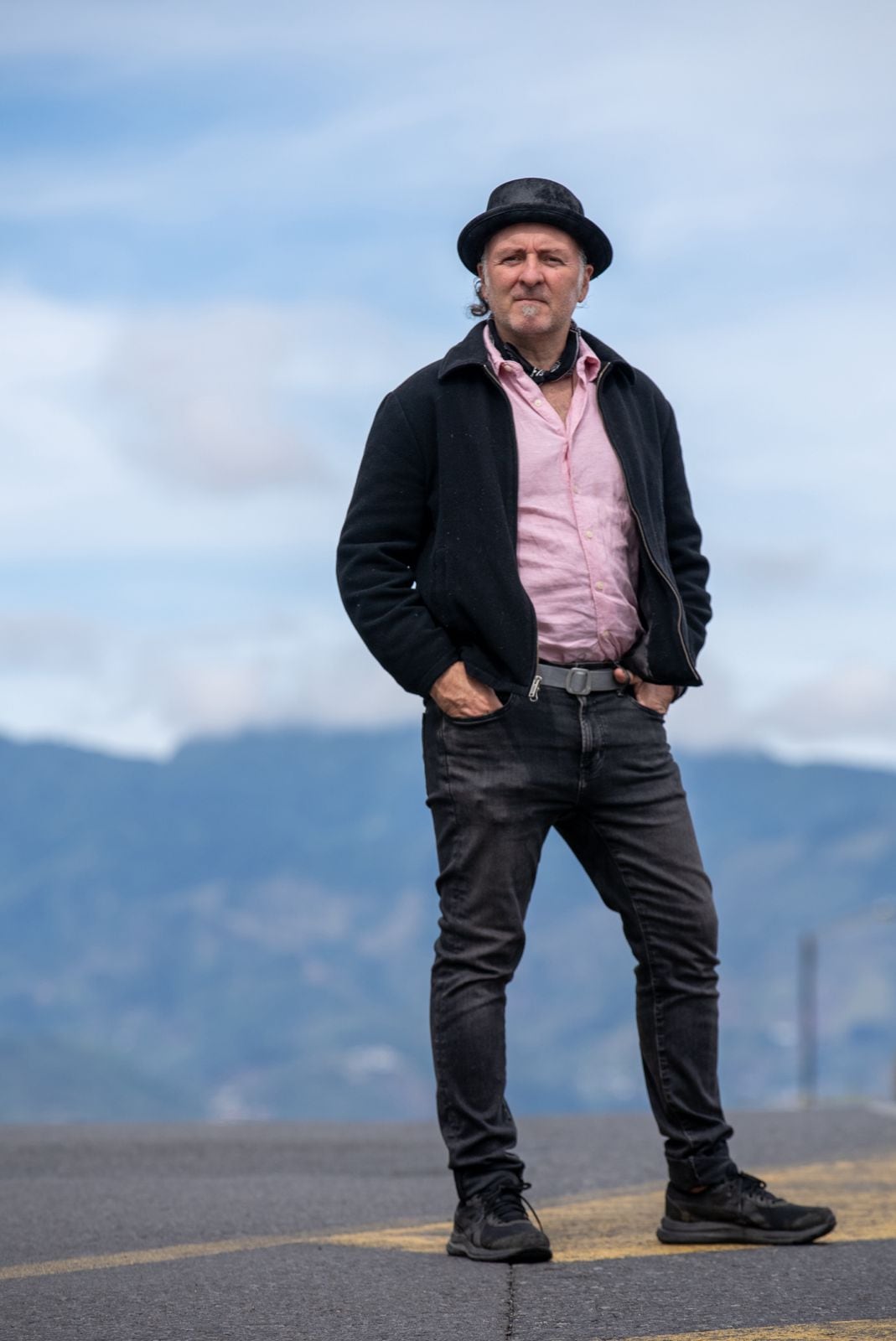 El sonado caso de los abusos sexuales del sacerdote, Mauricio Víquez Lizano, llega al cine en dos tandas que se presentarán el miércoles 25 y jueves 26 de la próxima semana. De la mano del director tico, Juan Manuel Fernandez Escoto. “El monaguillo, el cura y el jardinero”. Es el nombre de la película, la cual tiene también una frase pegada al título: “Cuando se rompe el silencio”.