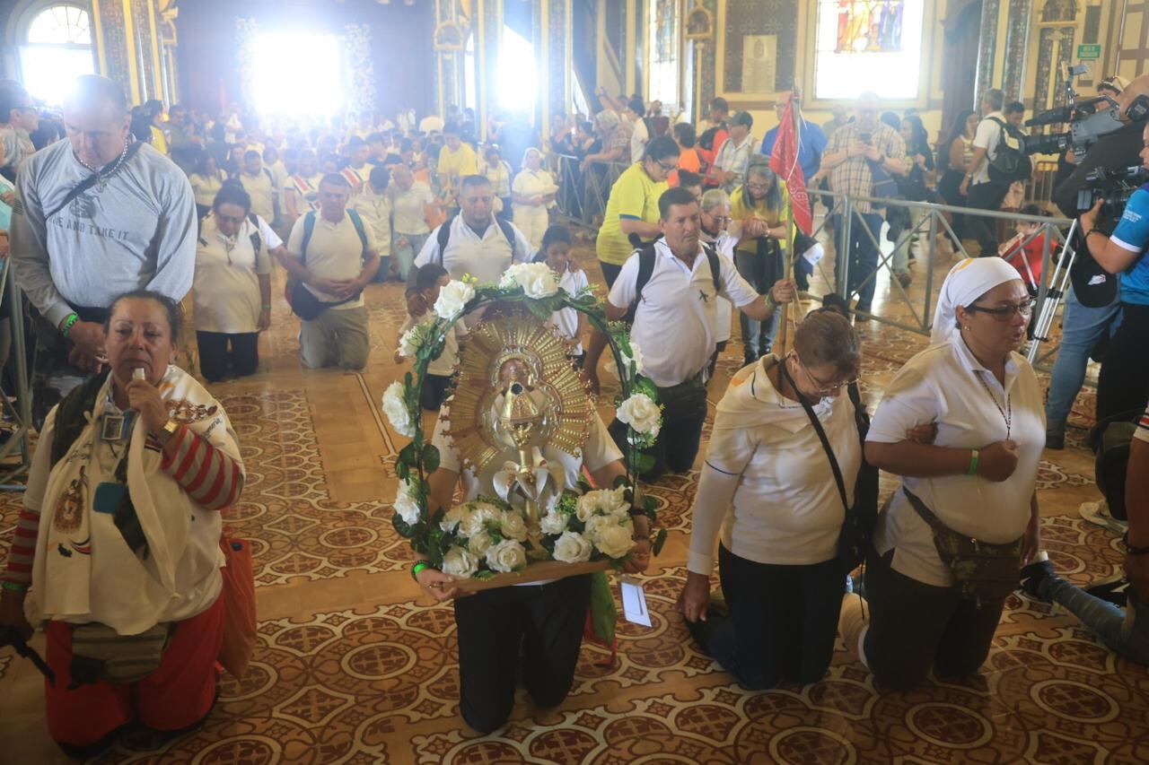 Miles de personas se acercan de rodillas a la Basílica de Los Ángeles para pedirle o agradecerle a La Negrita