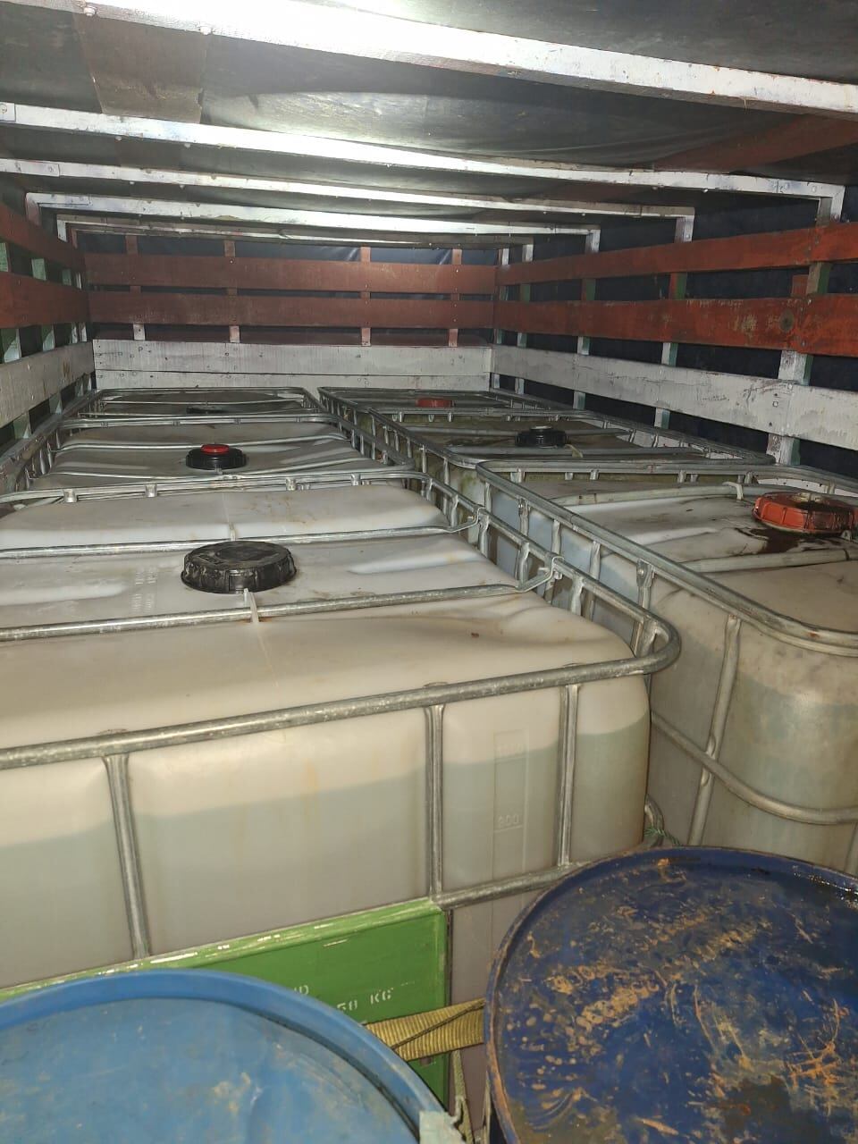 Los dos hombres fueron detenidos con el cargamento de 6500 litros. Foto: Recope