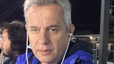 Alex Mazón tiene colección de miles de banderines de fútbol, pero solo uno de un equipo tico, ¿cuál?
