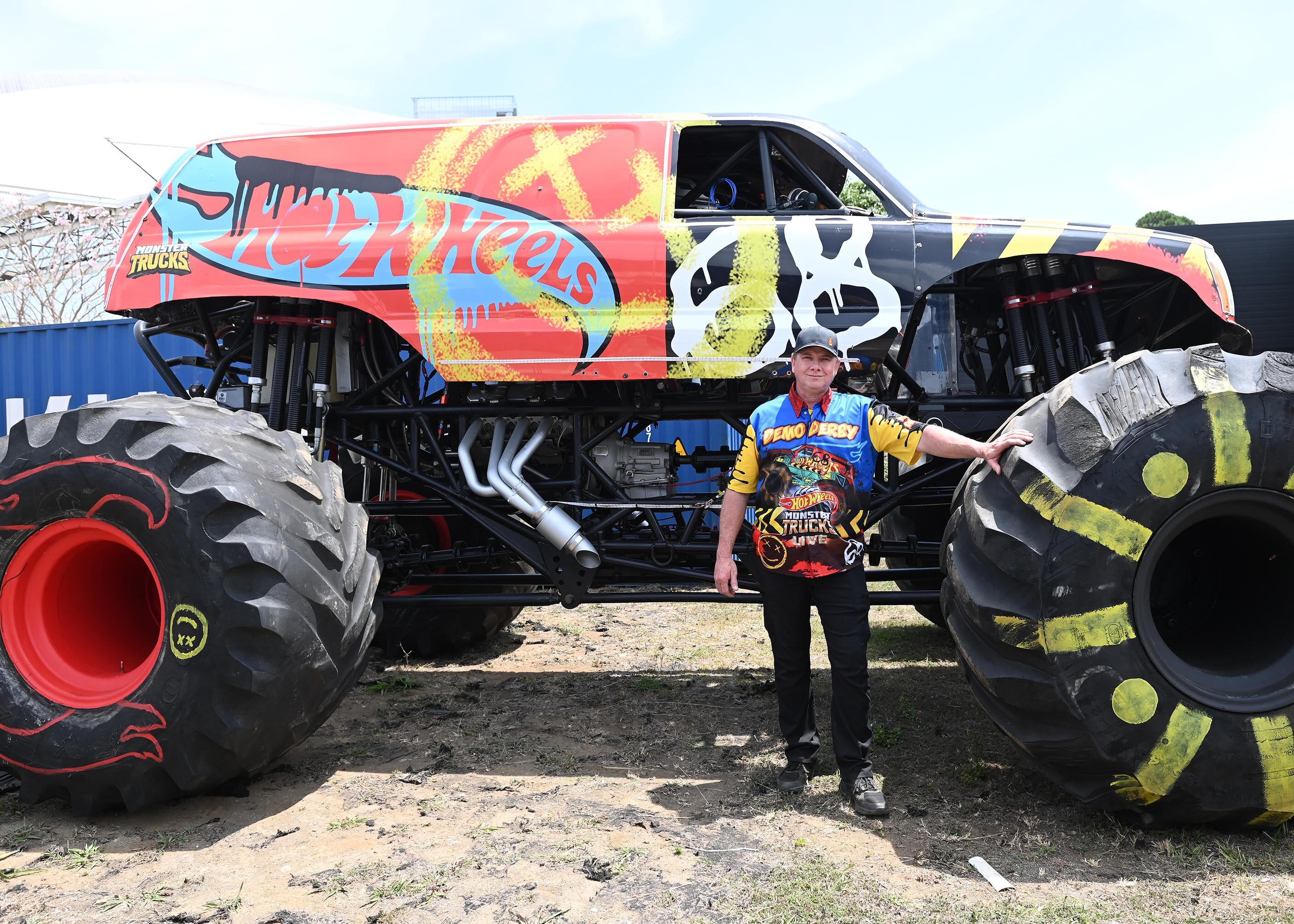 25 de abril del 2025. Estadio Nacional, La Sabana. 10:00 hrs. Preparativos para el show HotWheels Monster Trucks Glow and Fire en la gramilla del Estadio Nacional. Maquinaria pesada realiza movimientos de tierra creando las rampas que los pilotos de monster trucks usarán durante los diferentes shows que ofreceran los días viernes, sábado y domingo de abril. En la foto: Algunos pilotos fueron entrevistados y se documentaron detalles de los vehículos y de los trabajos que realiza la maquinaria pesada. El Danny CR posa para la foto. Foto: Albert Marín. para la Teja.