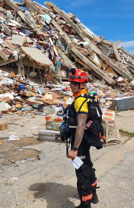 Carlos Elizondo, bombero baterista de la banda de rock Non Neutral
