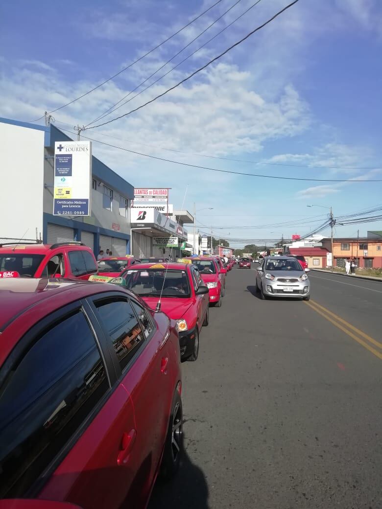 Mujeres taxistas se encadenan a Casa Presidencial