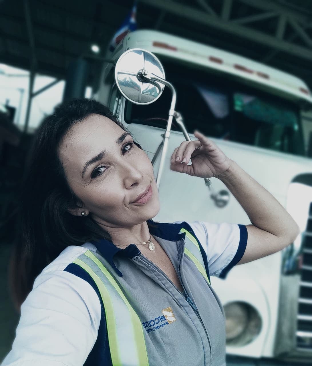 María Fernanda Bolaños Arias, vecina de Río Segundo de Alajuela y oriunda de Ciudad Neilly, sabe lo que es luchar contra viento y marea para cumplir un sueño de ser trailera, pero de las de verdad que trabajan todo el día manejando camión