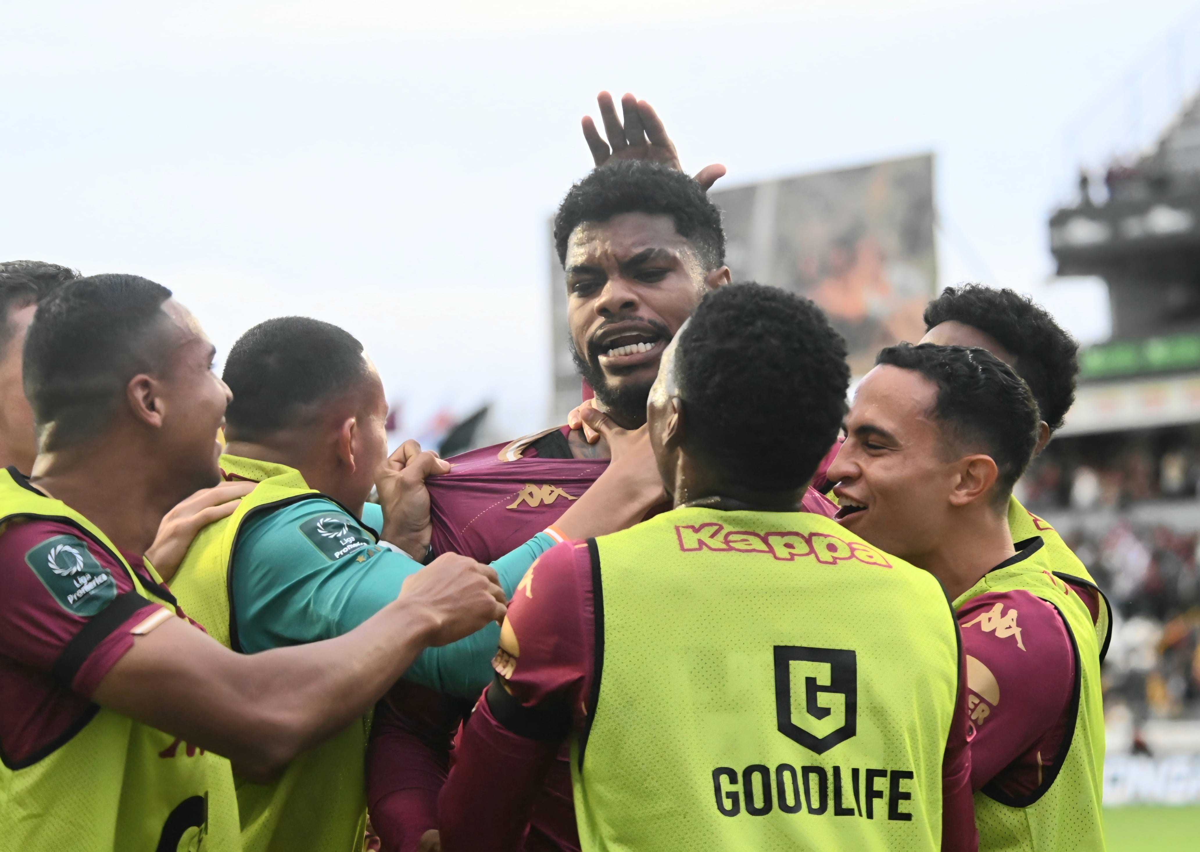 02 de agosto del 2026. Estadio Ricardo Saprissa. 16:00 hrs. El Deportivo Saprissa se enfrenta al San Carlos FC en la jornada 2 del Torneo de Apertura 2026 del Campeonato Nacional de fútbol de la Primera División. En la foto: los técnicos Hernán Medford y Walter Centeno y acciones importantes del juego. Foto: Albert Marin.