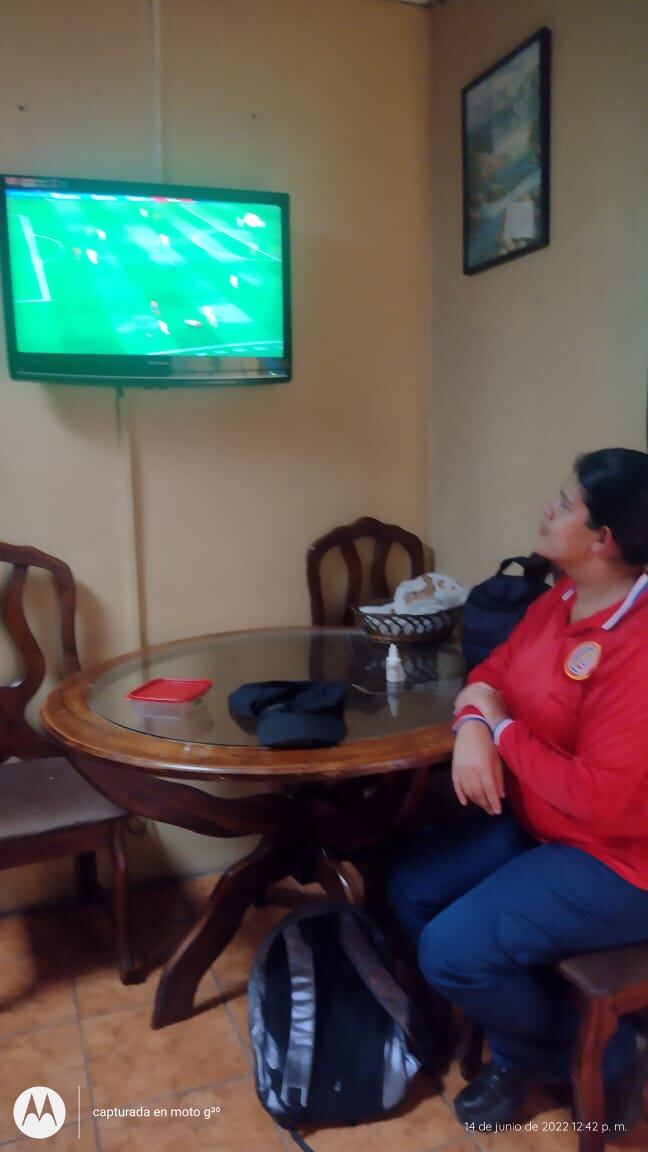 Con la roja de todos los ticos bien puesta, alegre, motivada y llena de fe, así nos encontramos en el puritico centro de San José, a doña Stephanie Ruiz Contreras, trabajadora de limpieza de la municipalidad josefina