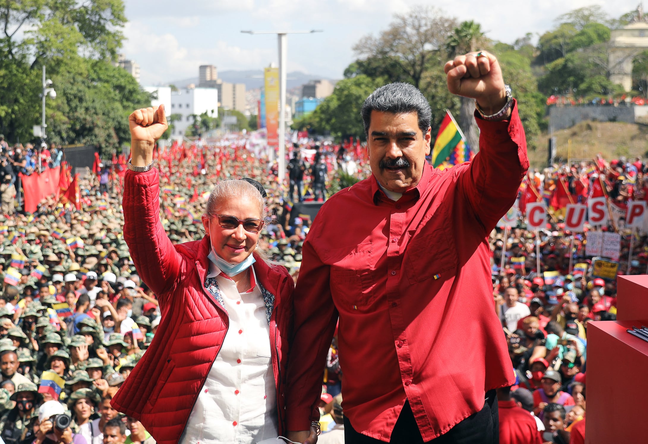Imagen de archivo de Nicolás Maduro y su esposa Cilia Flores en una manifestación en Venezuela; ambos fueron capturados por Estados Unidos este 3 de enero.