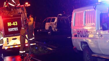 Hombre muere carbonizado en violento choque entre carro y tráiler