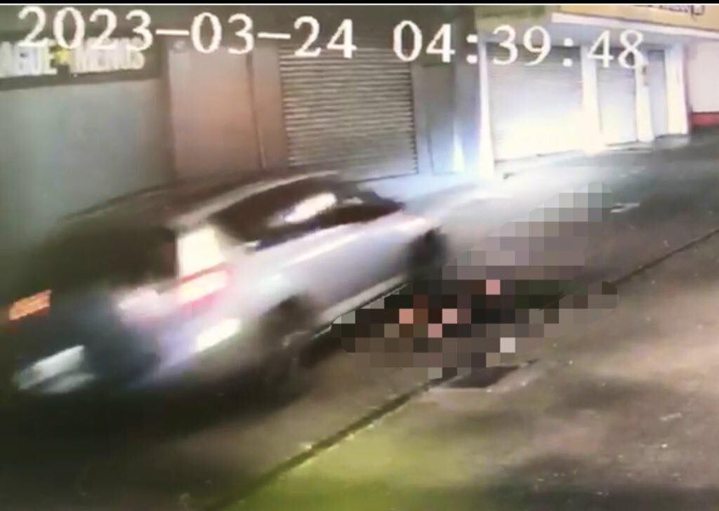 La víctima  trató de esquivar el carro, pero no lo logró. Foto cortesía.
