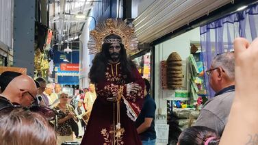 El Nazareno de los Capuchinos visitó por primera vez todos los rincones del mercado de Cartago