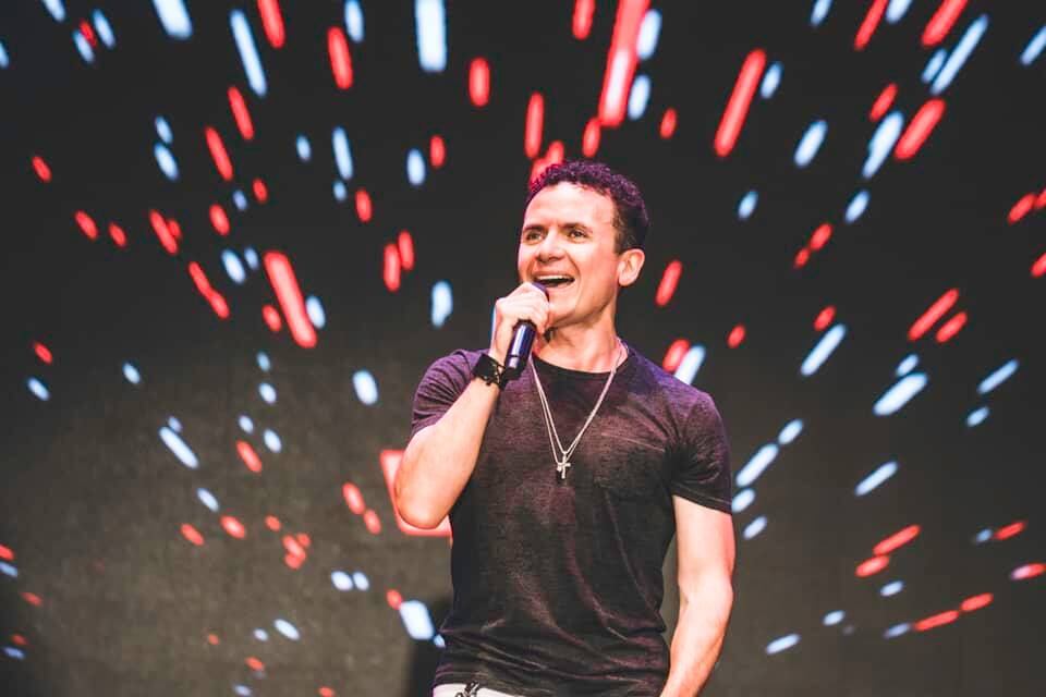 Fonseca cantando en concierto.