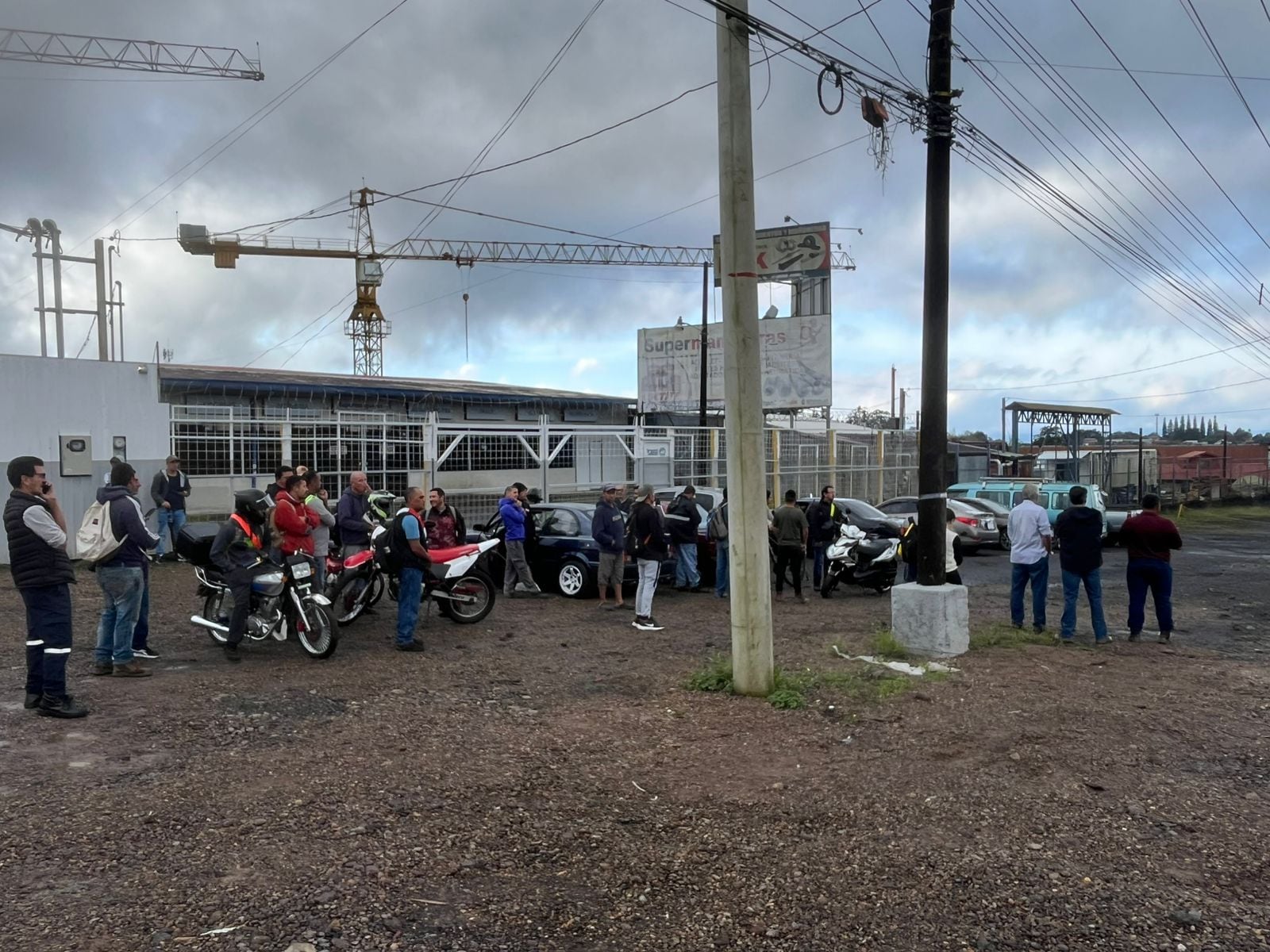 El derrame de un químico que salía desde una empresa provocó una emergencia y movilización de Bomberos en San Isidro de Heredia, la mañana del miércoles 6 de mayo del 2026. Foto: La Teja