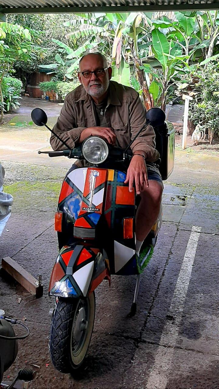 Como la situación económica está muy dura en estos tiempos de Covid-19, don Marco Aurelio Madriz Zúñiga se fue a una ferretería, compró pintura y él mismo decoró Vespa 2006 LML de 150 centímetros cúbicos y de una vez le puso nombre: La Negra.