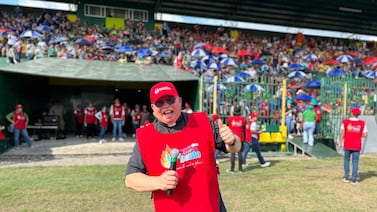 El padre Sergio alegra por adelantado la Navidad 2025 de 1.700 niños hondureños