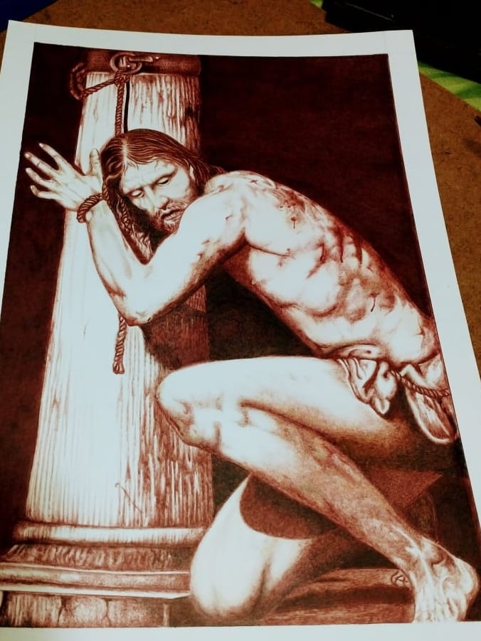 Hellen Guillén Solano es vecina de Heredia, tiene 3 hijos, estudió Diseño Gráfico y hace pinturas preciosas con los lapiceros que venden en menos de 200 colones en cualquier pulpería