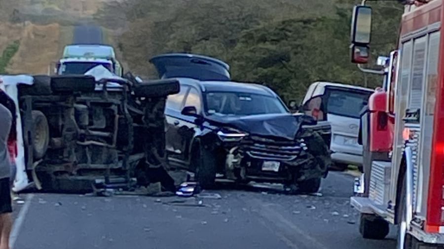 Una fatalidad en carretera cobró la vida de una persona la madrugada de este domingo en Cañas, Guanacaste, tras un aparatoso choque múltiple que involucró cuatro vehículos y una motocicleta. Foto: Noticias Purisca Informa