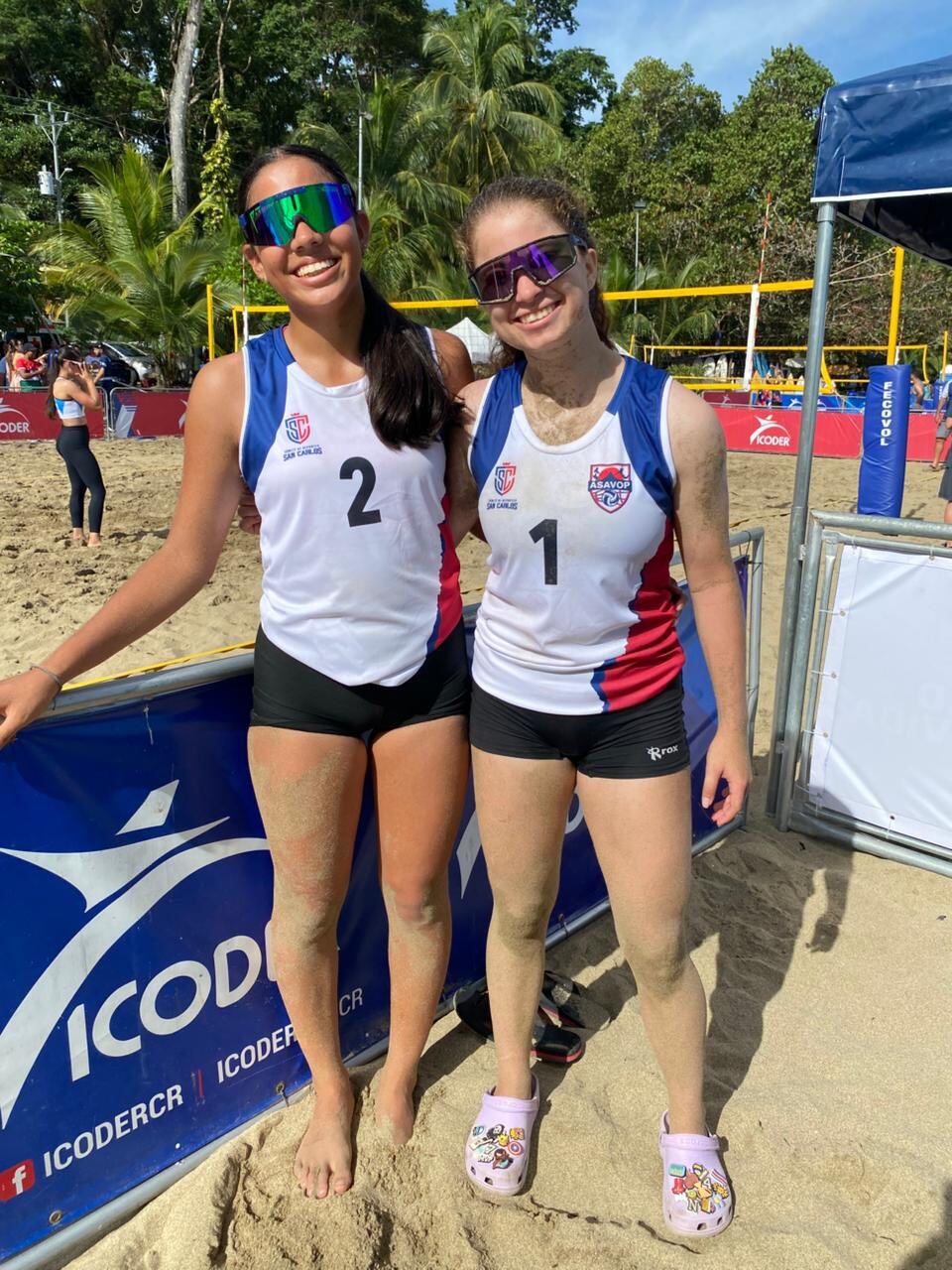 Keila Moreno e Ingrid Núñez de San Carlos derrotaron este viernes a Keiri Zúñiga y Keysha Ortiz de Nicoya 21-13 y 21-18, para dejarse la medalla de oro en el voleibol de playa sub 19 femenino de los Juegos Nacionales Provincia de Limón 2026.