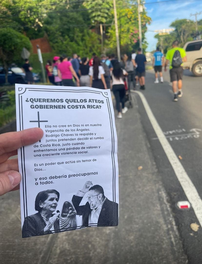 En la romería 2025 le tiraron duro a Pilar Cisneros y Rodrigo Chaves con el tema de Dios. Hubo repartición de papeles con mensaje y hasta una manta