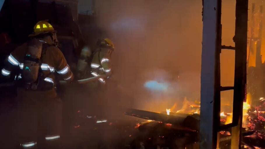 El incidente ocurrió la madrugada de este sábado en San José. Foto Bomberos.
