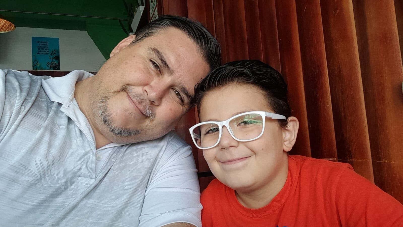 Osvaldo Nájera es el feliz papá de Luciano, un niño al que cria solo con mucho amor.