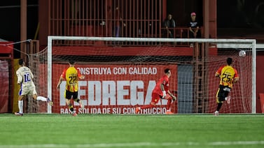 Marvin Angulo sepultó al Herediano con un golazo y agudizó la crisis del campeón nacional