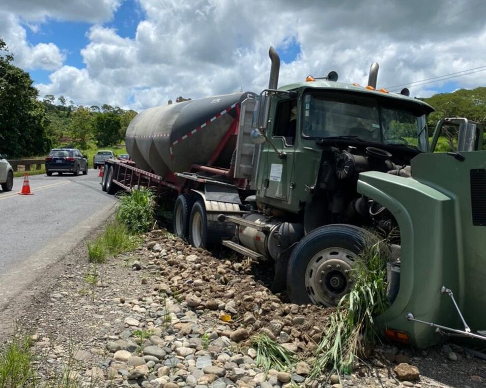 Choque en Acapulco de Puntarenas deja dos personas fallecidas. Fotos suministradas por Andrés Garita.