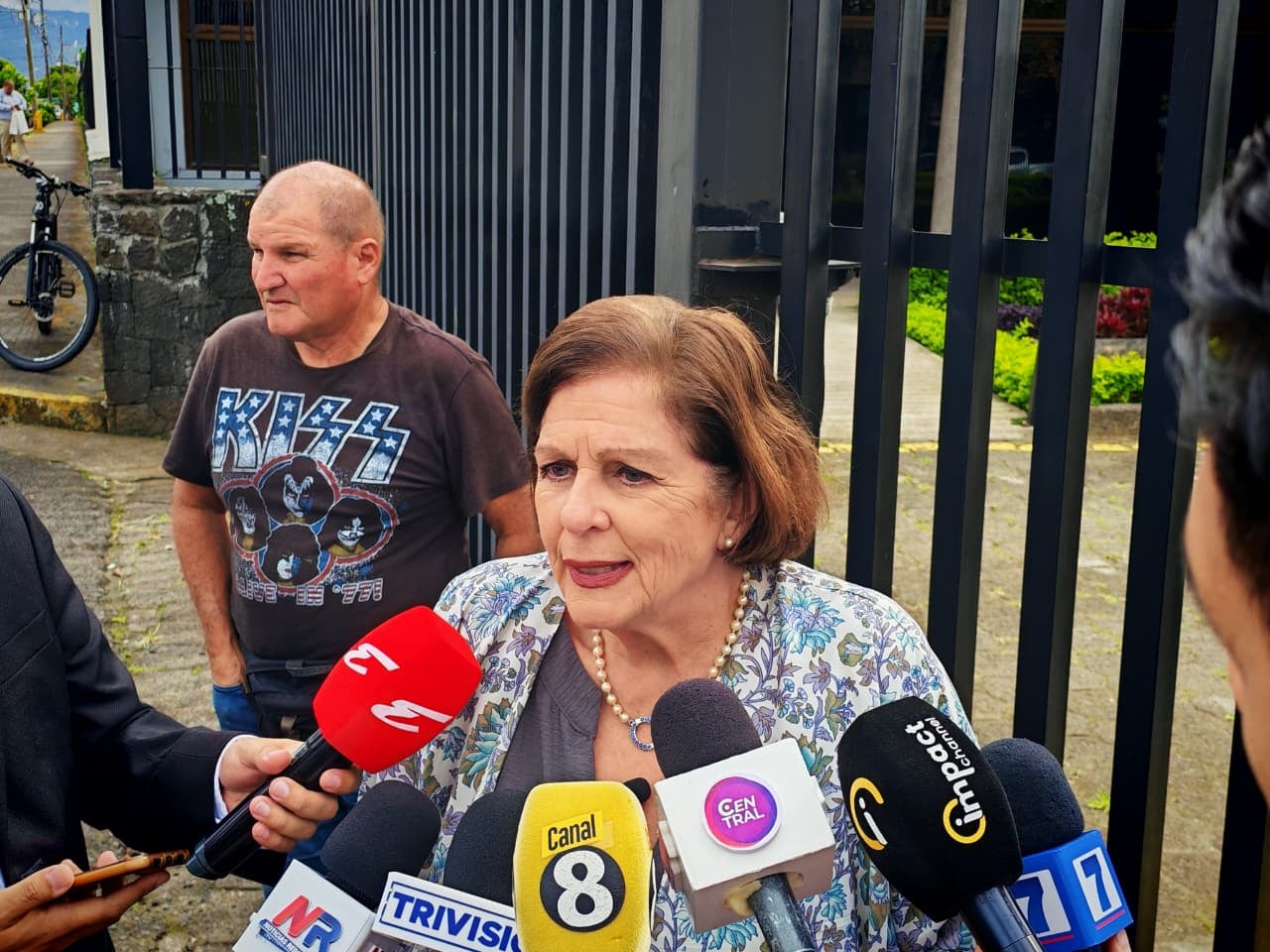 Pilar Cisneros asegura que todos los días está en Casa Presidencial y que ahí pudo notificarla la Fiscalía. La exdiputada figura en una causa penal sobre la presunta estructura de financiamiento electoral de la campaña 2022.