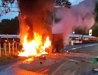 Choque entre bus y vagoneta en Orosí de Cartago. Foto Keyna Calderón.