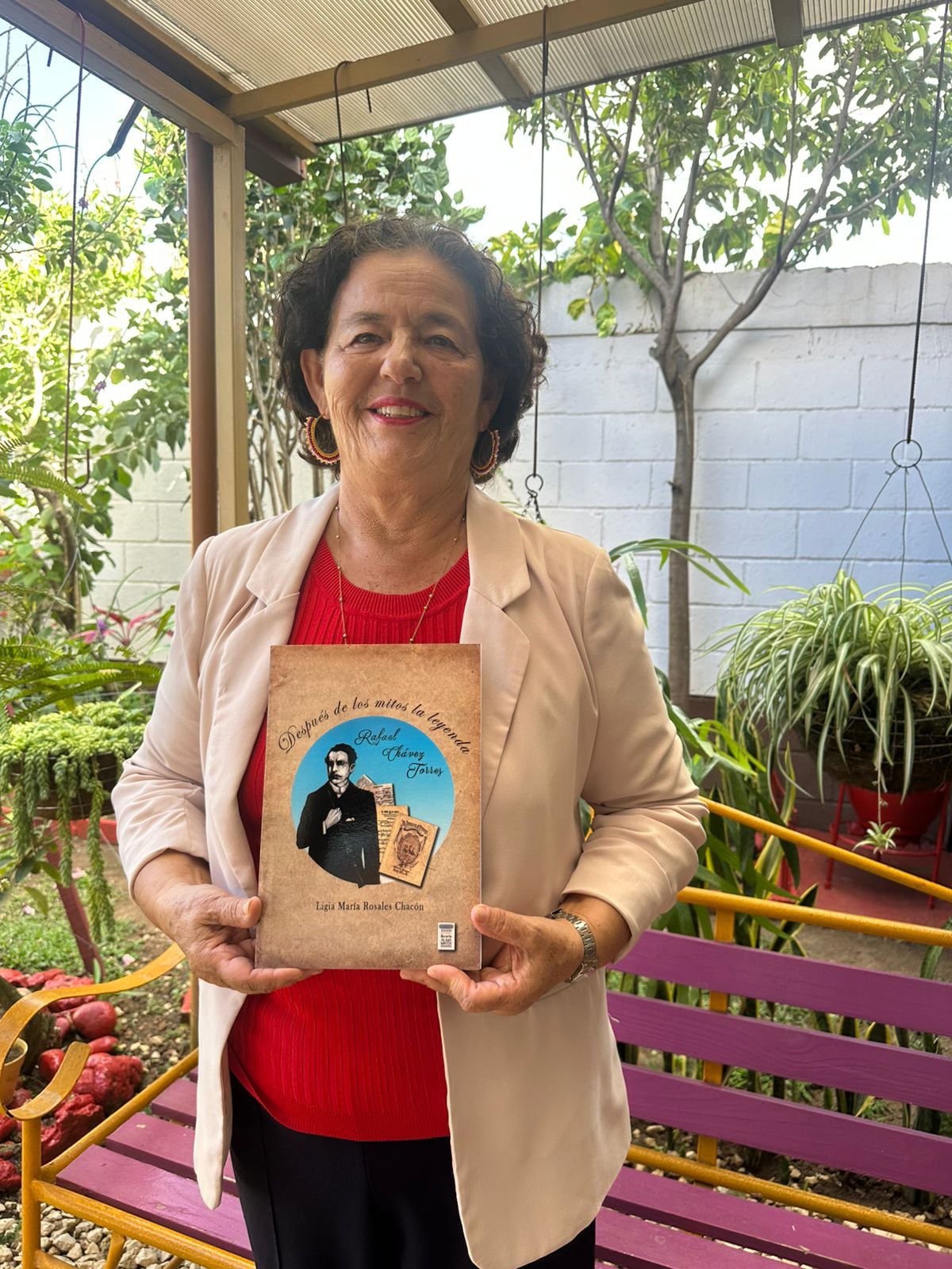 La doctora Ligia María Rosales Chacón, dedicó 8 años de su vida a investigar la vida y obra de Rafael Chávez Torres. Su investigación produjo un libro completamente dedicado al compositor que se llama “Después de los mitos la leyenda”