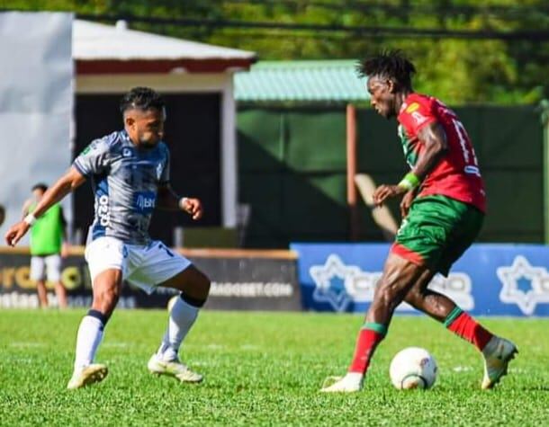 Allen Guevara (izquierda) tuvo un duelo muy parejo con Steven Williams, en el compromiso entre Guanacasteca y Cartaginés, en el estadio Chorotega.