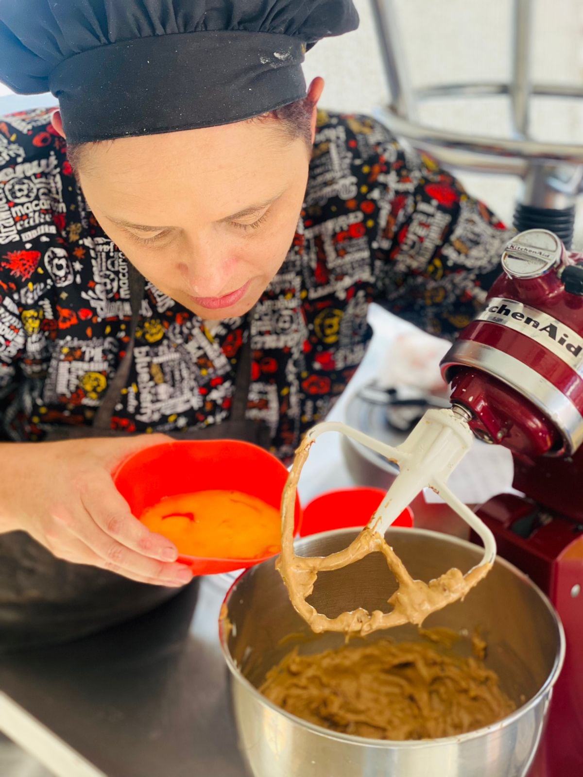 La chef Candy Zamora, ese 19 de noviembre, precisamente, estaba realizando una receta que llevaba varios huevos