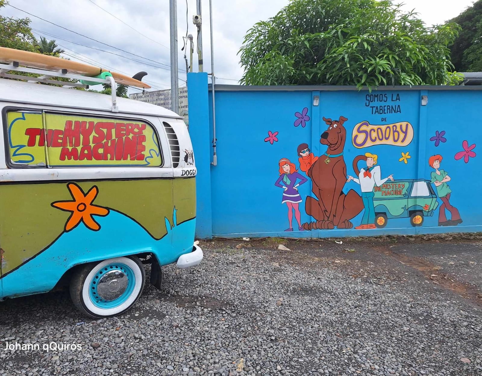 El guapileño Johan Quesada Quirós transformó en La Máquina del Misterio de la fábula Scooby Doo una Volkswagen Combi de 1971 con pintura hecha por él mismo y la usa todos los días para ir a trabajar.