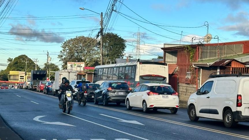 Un verdadero colapso vial enfrentan la mañana de este miércoles 11 de febrero los vecinos de Coronado y Moravia que se dirigen hacia el centro de Moravia. Foto: Alejandra Morales