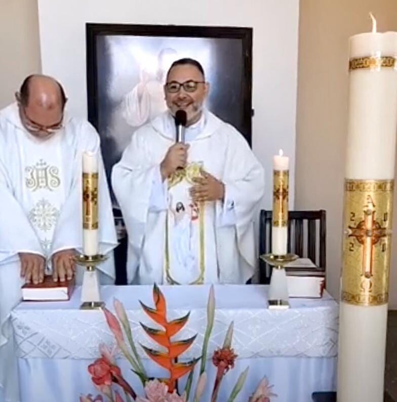 Padre Abraham con ataque de risa por hablar de que “se levante el pico”