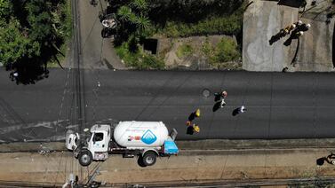 (Video) Impactante: cámara de motociclista muestra cómo la muerte le pasó a centímetros