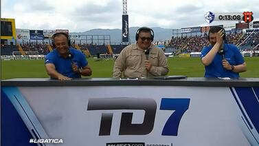 A periodistas de Canal 7 les llovió en vivo