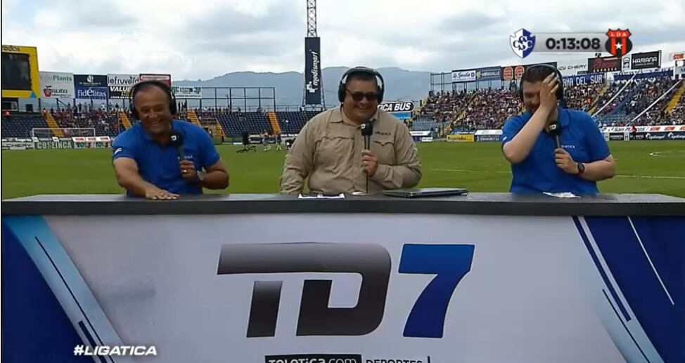 Baño en vivo a peridistas de canal 7