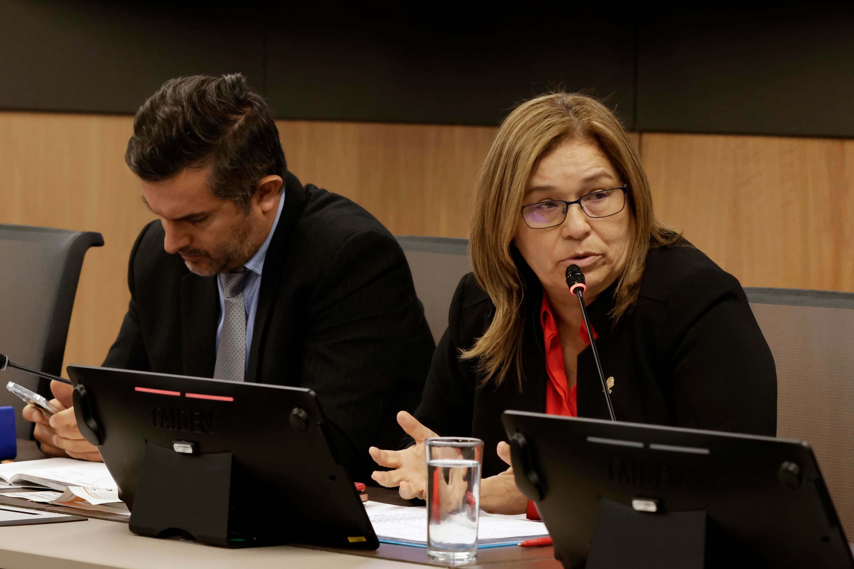 08/01/2024. Asamblea Legislativa, San José. Hora: 06:00 p.m. Comparecencia de Armando Gómez,.exjefe de Prensa de Casa Presidencial en el gobierno actual de Rodrigo Chaves,  en la Comisión Investigadora de los Contratos del Sinart de la Asamblea Legislativa. Gómez asistió acompañado por su abogada, Catalina Zúñiga Espinoza. Fotos: Mayela López