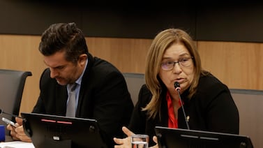 Diputada Ada Acuña fue por lana y salió trasquilada