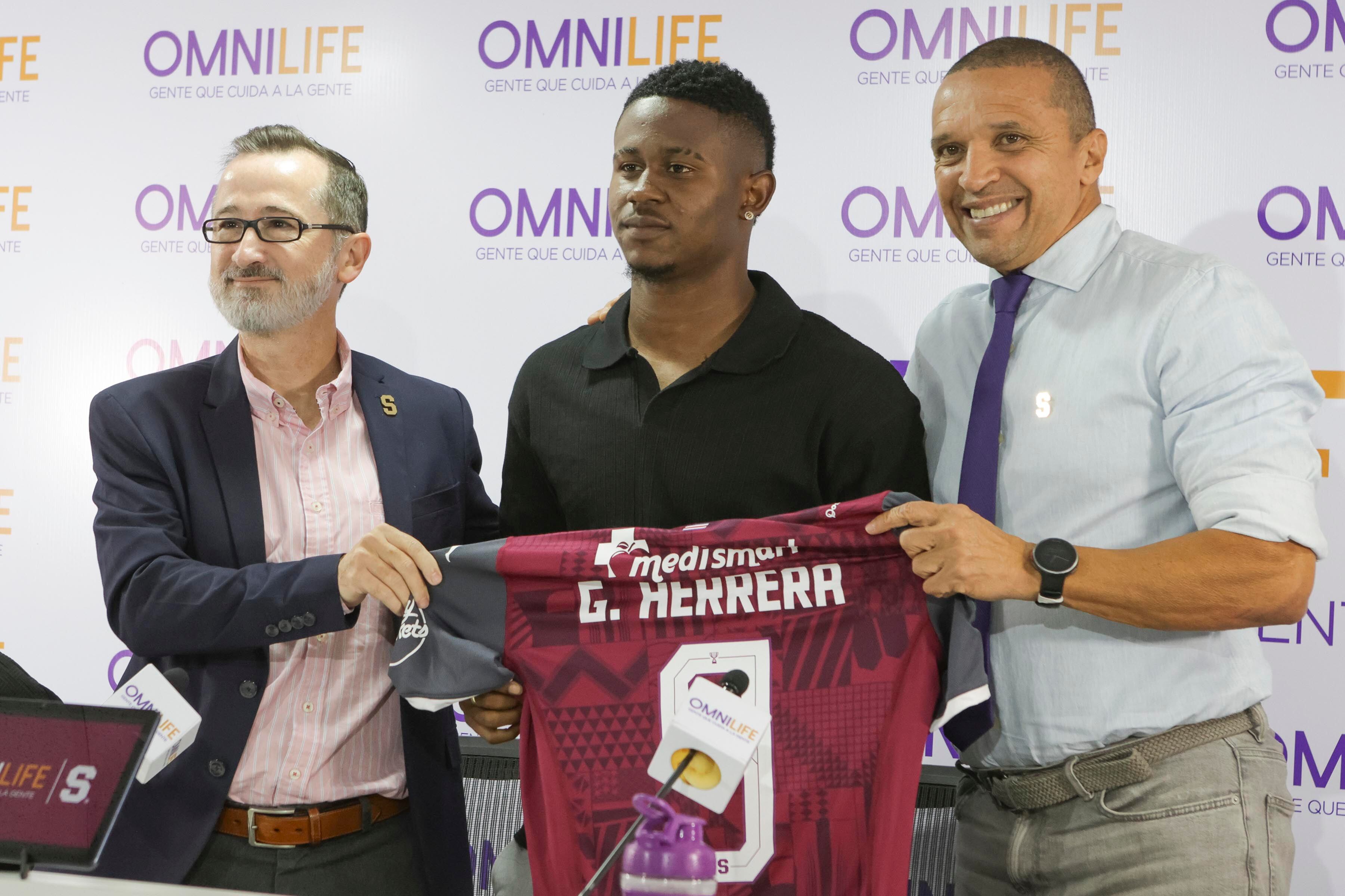 Saprissa presenta a sus nuevos jugadores panameños