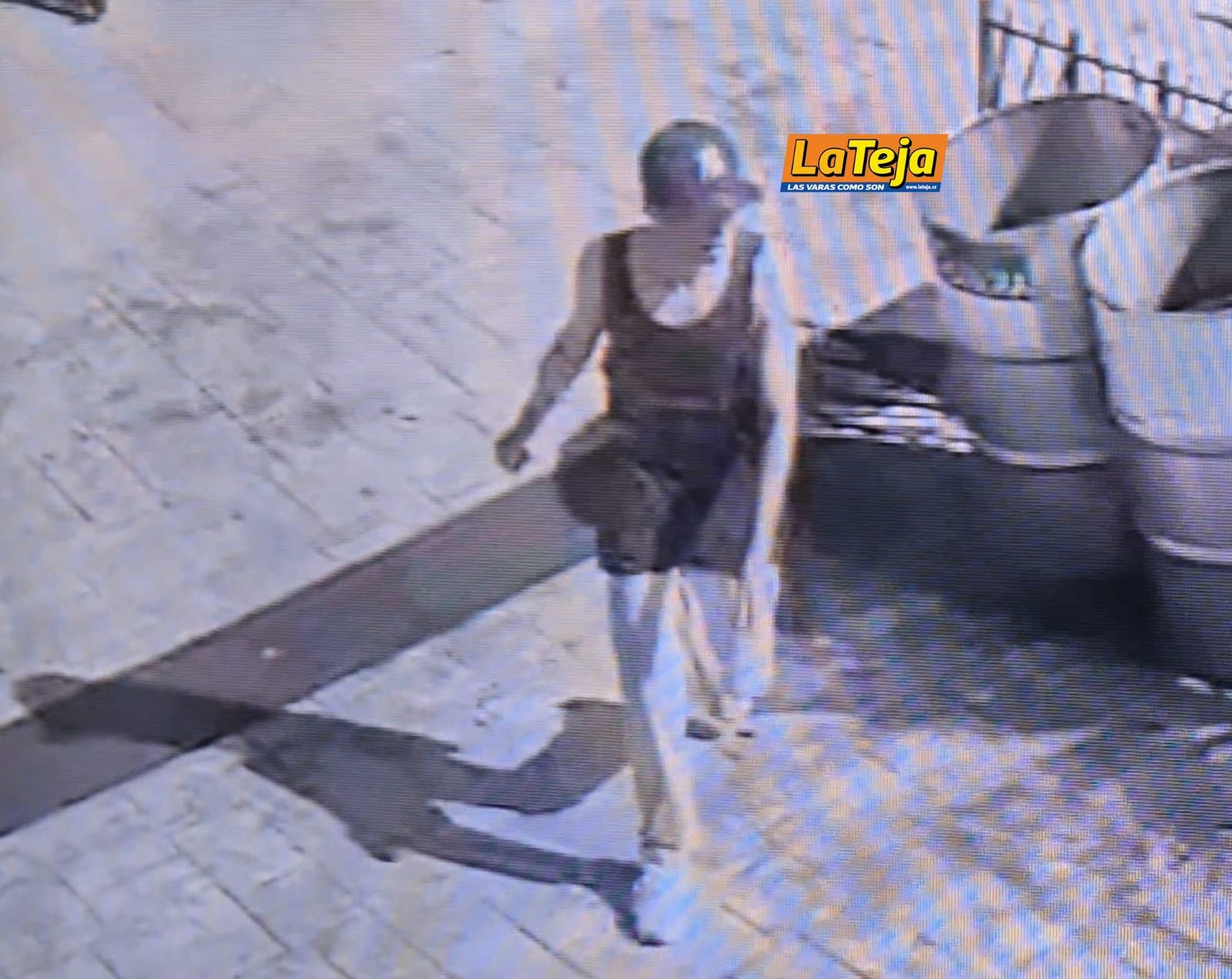 Si reconoce al hombre que tiró las piedras llame al 8008000645