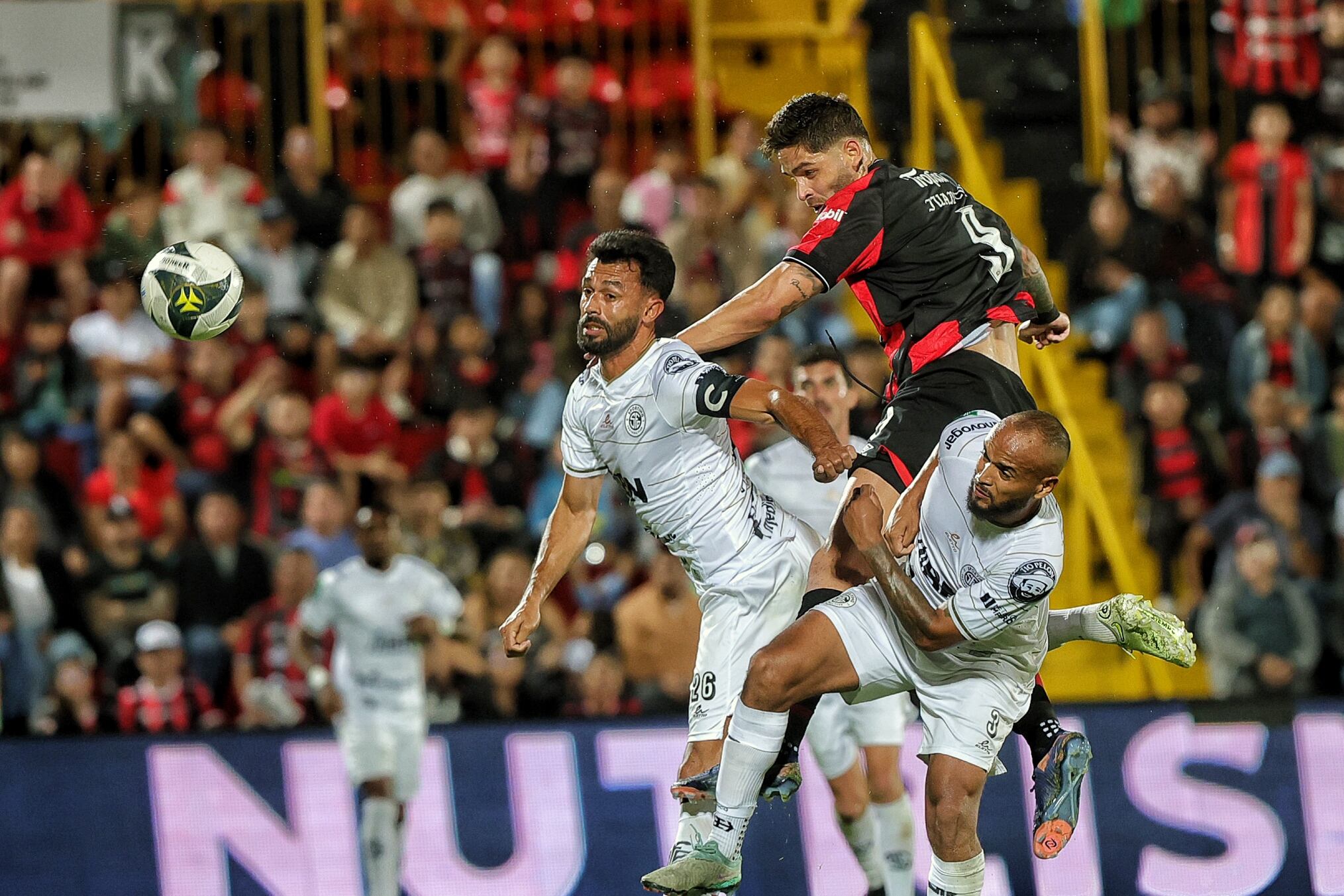 16/04/2025/ Juego entre Liga Deportiva Alajuelense vs Sporting FC por el torneo Clausura de la Liga Promerica en el estadio Alejandro Morera Soto / foto John Durán