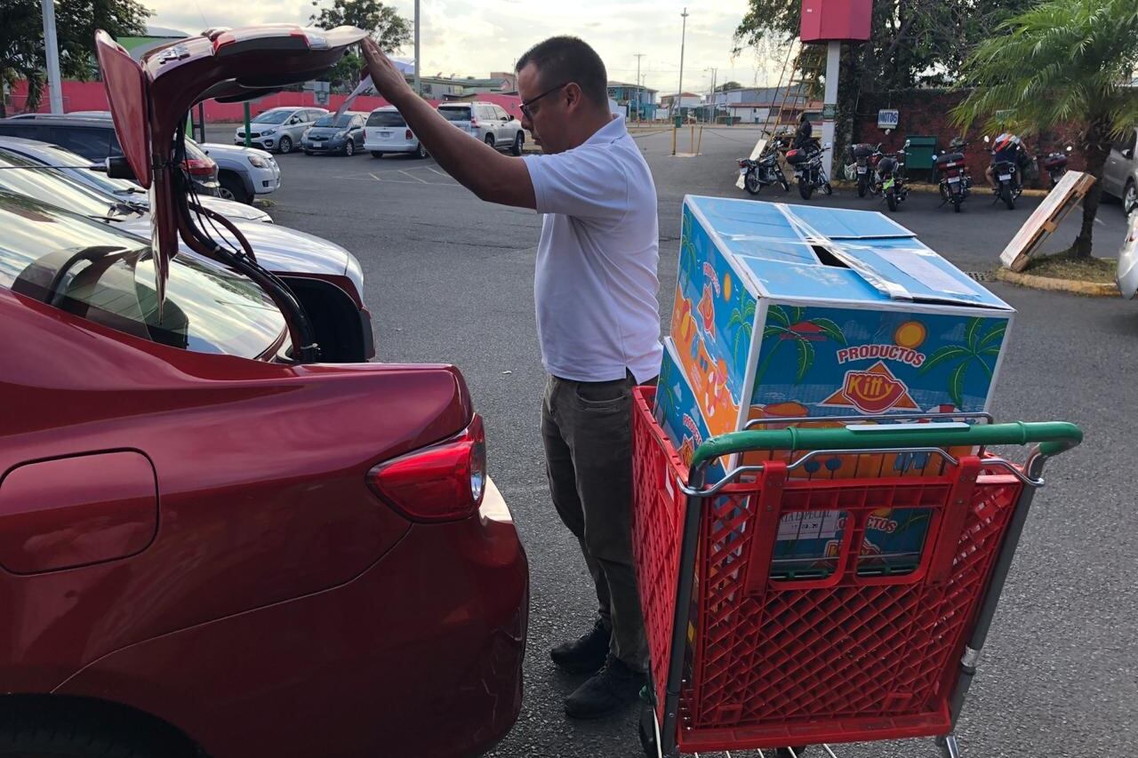 Randall Moya, uno de los taxistas que brinda el servicio a domicilio en Megasuper del Parque de la Paz.