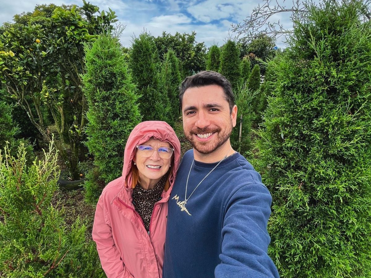 Mayela y Daniel han hecho de encontrar y decorar el árbol de navidad la tradición más especial. Foto: Cortesía.