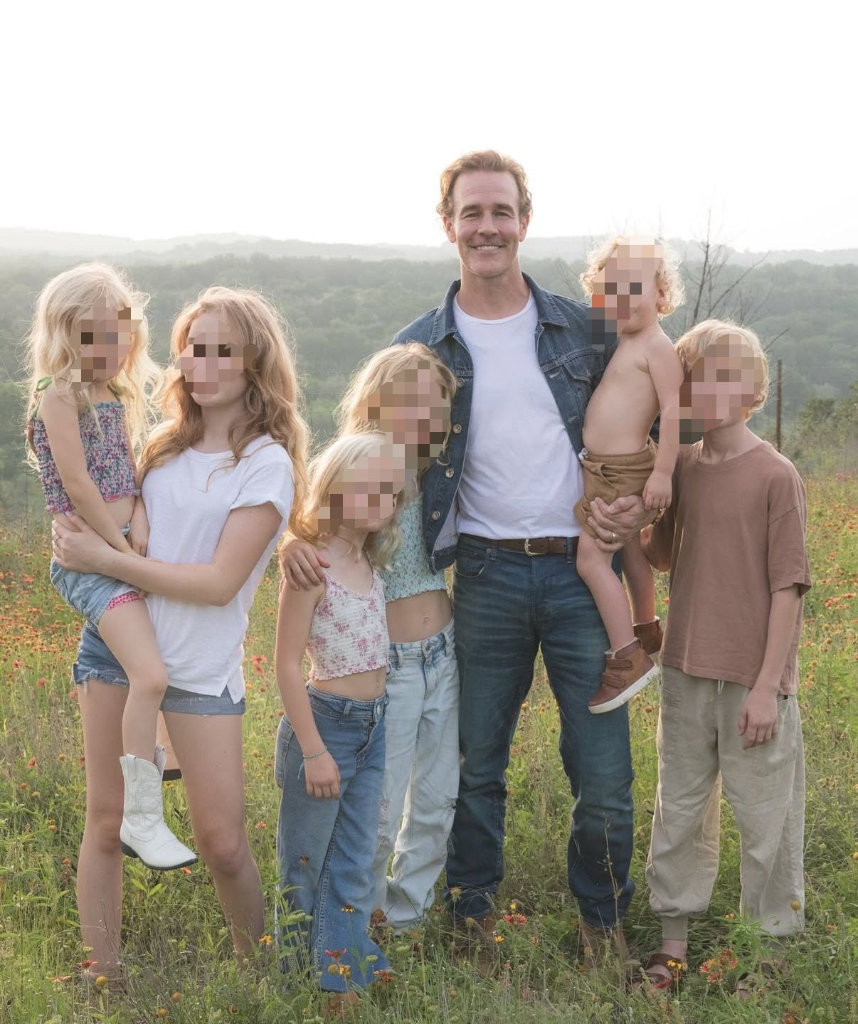 James Van der Beek posando en una fotografía con sus hijos.