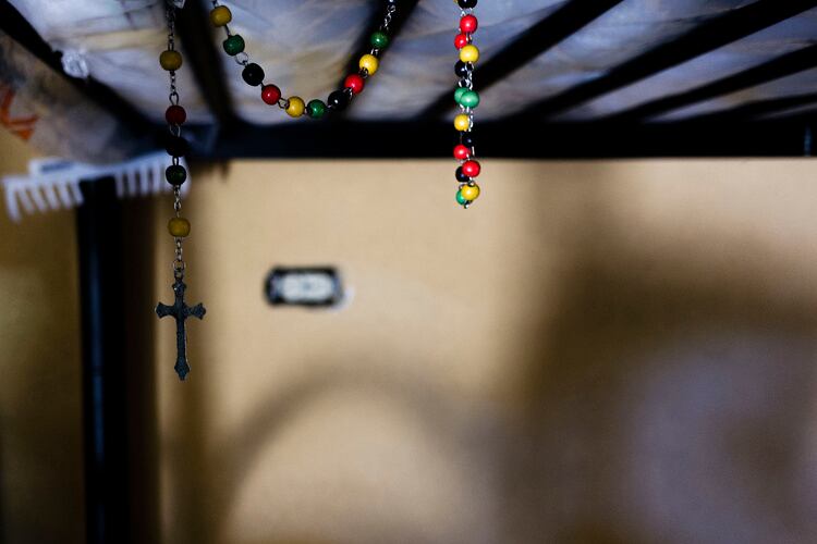 La precariedad de un grupo de trabajadores que da mantenimiento a las torres de transmisión de radio y televisión en la cima del volcán Irazú es captada por medio de la palabra y la fotografía por Paulo Ruiz Cubillo, vulcanólogo de la Escuela Centroamericana de Geología de la Universidad de Costa Rica (UCR)