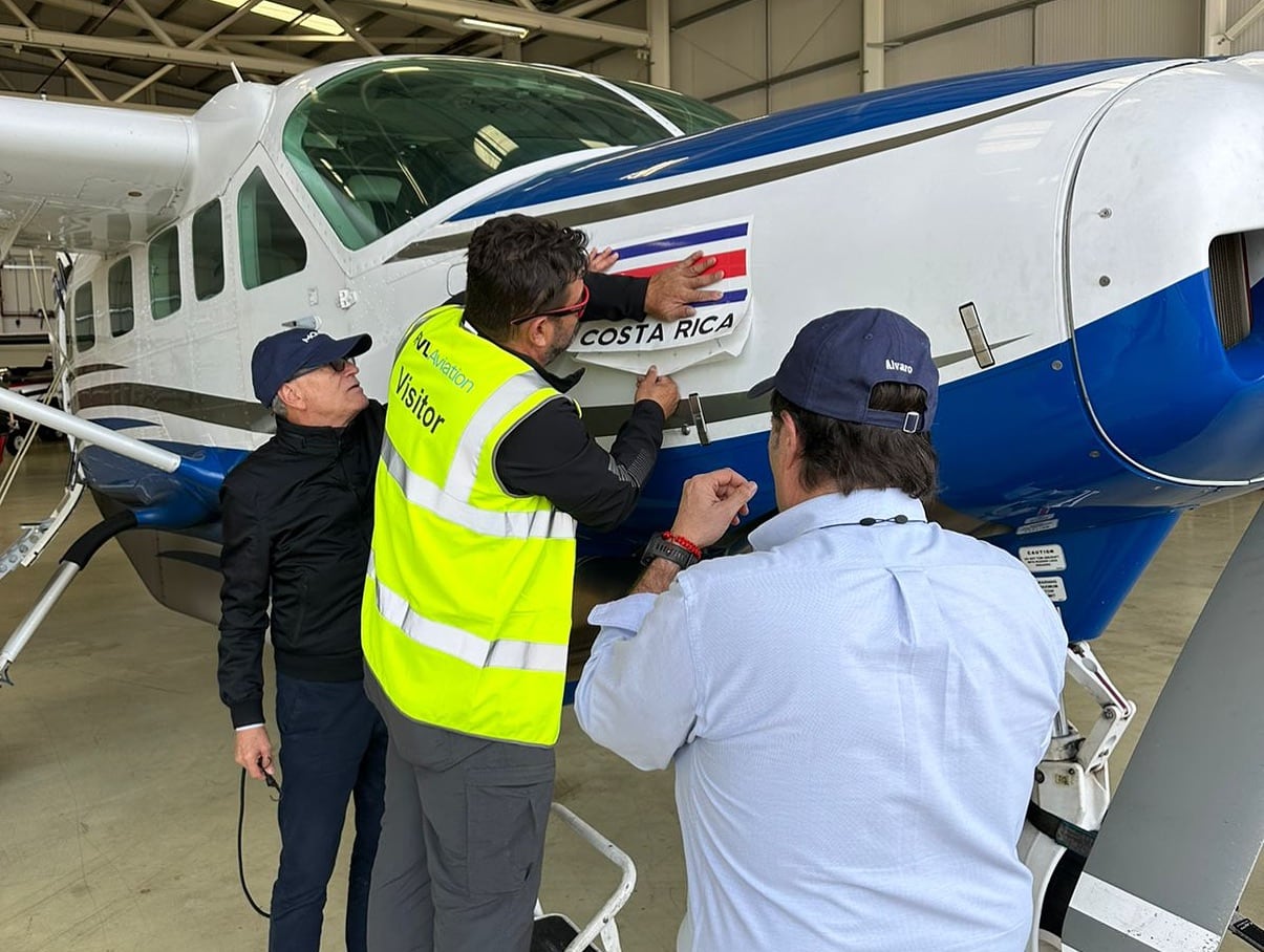 Cuatro ticos hacen histórico y peligroso vuelo desde Inglaterra hasta San José. El equipo salió desde el pasado viernes 23 de agosto y esperan llegar a Costa Rica el próximo jueves 29 de agosto. Los ticos que viven la travesía son: los capitanes Álvaro Chavarría (director general), Everardo Carmona Estrada (padre) y Everardo Carmona Rojas (hijo) y el director de Mantenimiento, Ricardo Umaña Corrales.