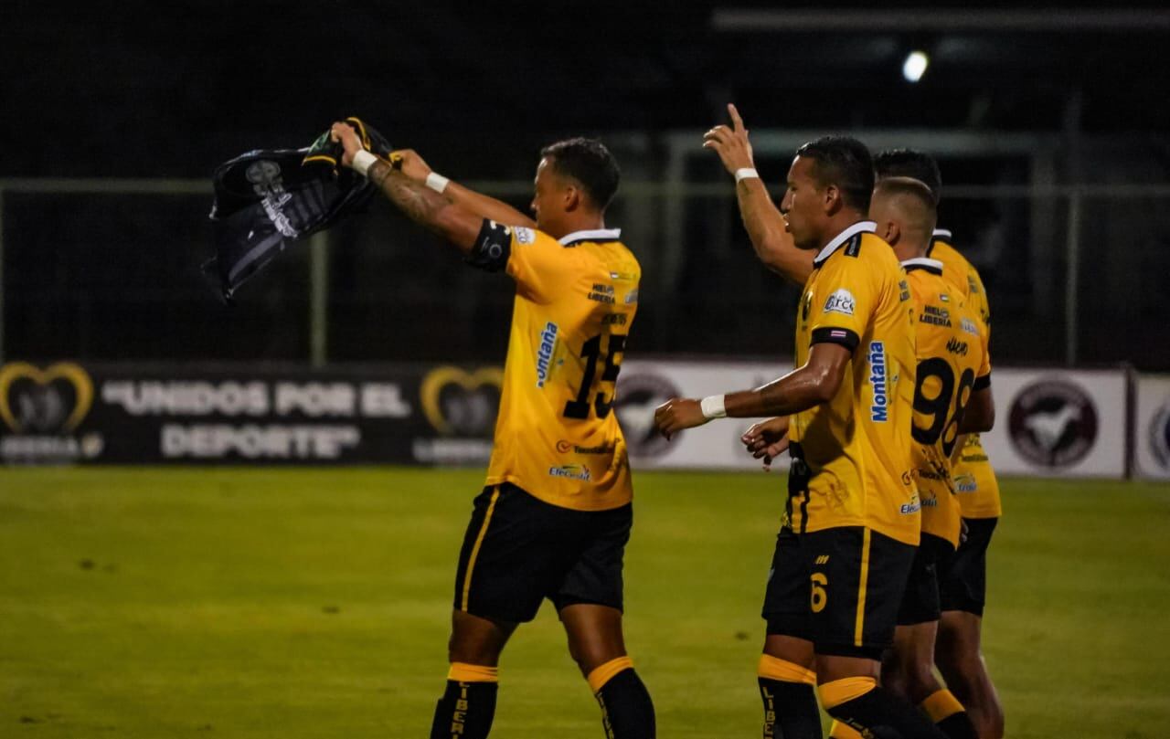 Reyes (15) cerró con broche de oro su noche inolvidable.