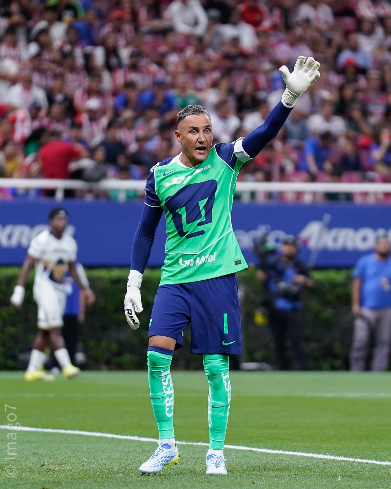 Keylor Navas hace un reclamo en el juego entre Pumas y Chivas.