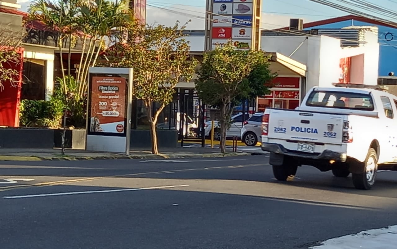 La mañana de este sábado, la Cruz Roja Costarricense reportó la explosión de un horno en Pizza Hut de Tibás. El accidente dejó a una persona herida de gravedad. La cadena de comidas desmintió los hechos poco después y La Cruz Roja Costarricense explicó el motivo que llevó a la confusión.